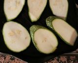 Foto del paso 2 de la receta Calabacín a la plancha, con crema de ajos y perejil