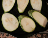 Foto del paso 2 de la receta: Calabacín a la plancha, con crema de ajos y perejil