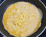 Foto del paso 3 de la receta: Tortilla francesa jugosa de cebolleta, queso y atún