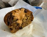 Foto langkah ke 3 dari resep Banana Choco Chip Muffin with Peanut Butter Filling.