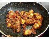 A picture of step 4 of Paalak Aloo.