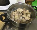 Foto del paso 1 de la receta: Carne de puerco con setas en mole negro