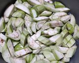 Foto langkah ke 1 dari resep Tumis Terong Hijau Ayam dan Tauco.