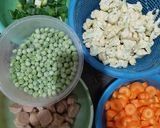 Foto langkah ke 1 dari resep 13. Sup Bakso Kacang Polong.