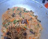 Foto langkah ke 17 dari resep Bihun Goreng Spesial.