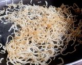 Hình bước làm 1 của món Mì xào giòn hải sản