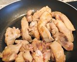 Hình bước làm 2 của món Gà Kho Củ Cải Trắng