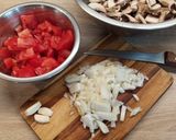 Selymes paradicsomos-gombás csirkeragu recept fázis 1 fotója