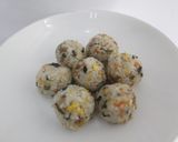 Foto langkah ke 5 dari resep Jumeok-bap (Nasi Kepal/ Bola Nasi Korea).