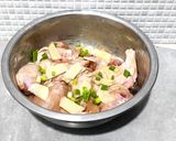 Foto langkah ke 2 dari resep Ayam Kukus, Garlic chili oil, Minyak daun bawang.