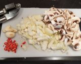 A picture of step 2 of Creamy white wine chicken kick.