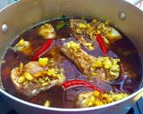 Hình bước làm 4 của món Cá mè kho lá chè xanh