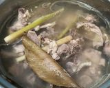 Foto langkah ke 1 dari resep Sup tulang ayam.