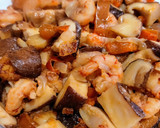 Foto del paso 4 de la receta: Colas de carabinero peladas con setas shiitake y pimiento rojo