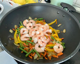 Foto del paso 3 de la receta: Spaghettis con salsa de queso fresco de cabra, verduras y langostinos