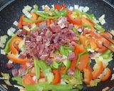 Foto del paso 3 de la receta: Huevos revueltos con fritada de pimientos y jamón