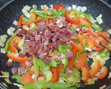 Foto del paso 3 de la receta: Huevos revueltos con fritada de pimientos y jamón