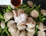 Foto langkah ke 4 dari resep Tumis Buncis, Wortel dan Bakso.
