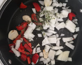 Foto del paso 1 de la receta: Arroz con calamares gambas y merluza