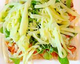Hình bước làm 2 của món Sandwich cá hồi, rau mầm và phô mai