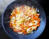 Foto del paso 2 de la receta: Salteado de verduras con huevos estrellados 🍳