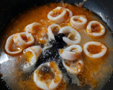Foto del paso 6 de la receta: Huevos rotos con calamar en su tinta y patatas paja