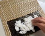 Foto del passaggio 10 della ricetta Sushi con cetriolo "Kappa-maki"