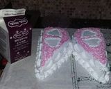 A picture of step 2 of Butterfly theme cake.