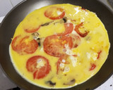 Foto del paso 5 de la receta: Tortilla rápida de tomate, champiñones y cebolla