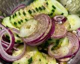 Hình bước làm 2 của món 🌱 Salad Dưa Leo, Hành Tây Tím
