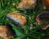 รูปขั้นตอนการทำที่ 2 ของ "ดอกกุยช่ายผัดปลากระป๋อง"Stir Fried Garlic chives with Canned