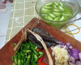 Foto langkah ke 2 dari resep Cumi asin tomat hijau.