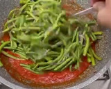 Foto del passaggio 4 della ricetta Spaghetti con fagiolini al sugo di pomodoro fresco, basilico e cacio ricotta
