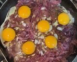 Foto del paso 2 de la receta: Omelette Cebolla Morada, Salame y Cebollín