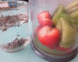 Foto del paso 2 de la receta Jugo isotónico de fresa, kiwi y semilla de chía enriquecido con Agua de Mar