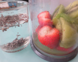 Foto del paso 2 de la receta: Jugo isotónico de fresa, kiwi y semilla de chía enriquecido con Agua de Mar