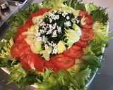 Une image de l'étape 9 de Salade reine des glaces aux tomates roses, oignons nouveaux et fleurs d'ail du jardin.