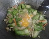 รูปขั้นตอนการทำที่ 5 ของ บวบผัดไข่ไก่สับ