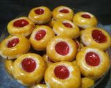 Foto langkah ke 9 dari resep Strawberry Thumbprint Cookies.