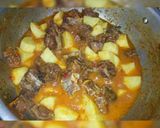 A picture of step 2 of Alo gosht shorba.