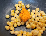Foto del paso 2 de la receta: Ensalada de espinacas y garbanzos con sobrasada y miel