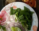 รูปขั้นตอนการทำที่ 1 ของ ยำหมูยอ ไส้กรอก นัว🌶