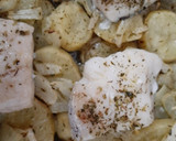 Foto del paso 3 de la receta: Merluza al horno sobre cama de panaderas y cebolla