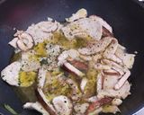 Foto del passaggio 3 della ricetta Petto di pollo a porcini