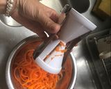 Foto del paso 3 de la receta: Pollo al limón fácil con ensalada de vegetales varios (todos de estación)