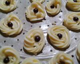 Foto langkah ke 2 dari resep Kue semprit teflon.