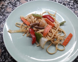 Foto del paso 7 de la receta: Tallarines con verduras, ternera y soja