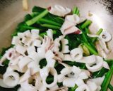Hình bước làm 2 của món Mì xào mực cải ngọt