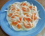 Foto del paso 2 de la receta: Ensalada de naranja, cebolla y aceitunas negras 🍊🍋