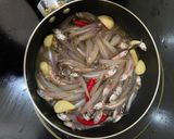 Hình bước làm 3 của món Cá cơm kho tiêu